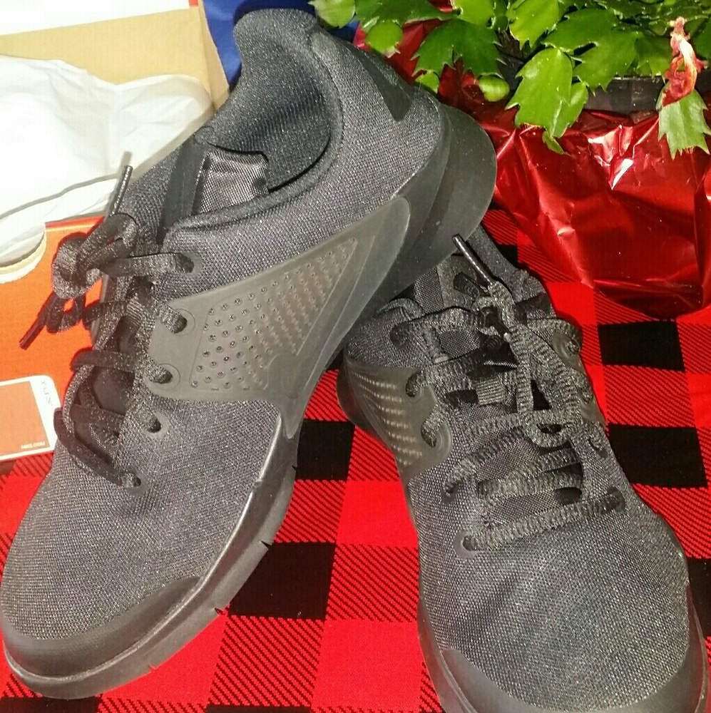 Brand new Nike Arrowz 5.5 youth